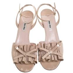 Pre Owned صندل ميو ميو جلد بيج لامع بكشكشة فيونكة مزخرفة بحزام للكاحل مقاس 41