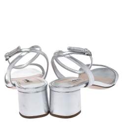 Pre Owned صندل ميو ميو كعب عريص سير كاحل جلد لامع فضي ميتالك مقاس 39.5 