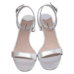 Pre Owned صندل ميو ميو كعب عريص سير كاحل جلد لامع فضي ميتالك مقاس 39.5 