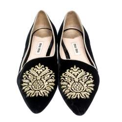 Pre Owned حذاء فلات ميو ميو مقدمة مدببة زخرفة كريستال قطيفة مطرز أسود مقاس 36