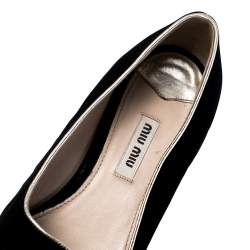 Pre Owned حذاء فلات ميو ميو مقدمة مدببة زخرفة كريستال قطيفة مطرز أسود مقاس 36