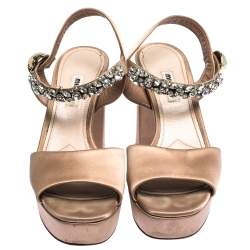 Pre Owned صندل ميو ميو كعب عريض نعل سميك سير كاحل مزخرف كريستال ساتان بيج مقاس 39