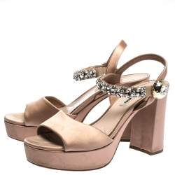 Pre Owned صندل ميو ميو كعب عريض نعل سميك سير كاحل مزخرف كريستال ساتان بيج مقاس 39