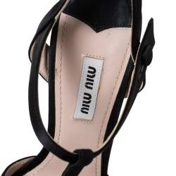 مملوكة مسبقًا صندل ميو ميو نعل سميك كعب زخرفة كريستال سير حرف تى ساتان قصه أسود مقاس 38