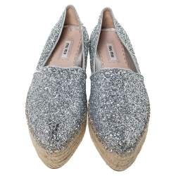 مملوكة مسبقًا حذاء إٍسبادريل ميو ميو بنعل سميك قماش غليتر فضي مقاس 37.5