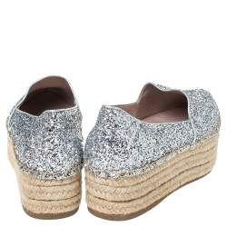 مملوكة مسبقًا حذاء إٍسبادريل ميو ميو بنعل سميك قماش غليتر فضي مقاس 37.5