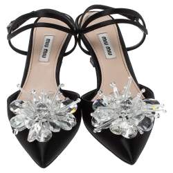 مملوكة مسبقًا صندل ميو ميو سير كاحل زخرفة كريستال ساتان أسود مقاس 36.5