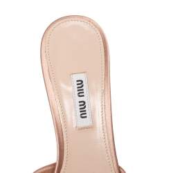 مملوكة مسبقًا صندل ميو ميو ساتان بيج ساتان وعقدة كبيرة مزين بالكريستال مقاس 38.5