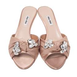 مملوكة مسبقًا صندل ميو ميو ساتان بيج ساتان وعقدة كبيرة مزين بالكريستال مقاس 38.5