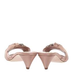 مملوكة مسبقًا صندل ميو ميو ساتان بيج ساتان وعقدة كبيرة مزين بالكريستال مقاس 38.5