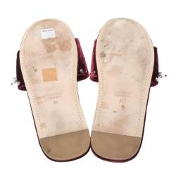 Pre Owned صندل سلايد فلات ميو ميو مزخرف لؤلؤ قطيفة عنابي مقاس 38