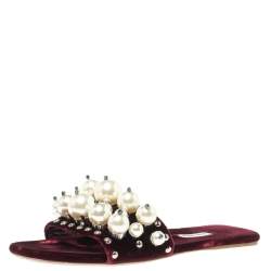 Pre Owned صندل سلايد فلات ميو ميو مزخرف لؤلؤ قطيفة عنابي مقاس 38