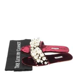 Pre Owned صندل سلايد فلات ميو ميو مزخرف لؤلؤ قطيفة عنابي مقاس 38