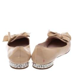 Pre Owned حذاء باليرينا فلات  ميو ميو جلد لامع بعقدة مرصع بالكريستال مقاس 39.5