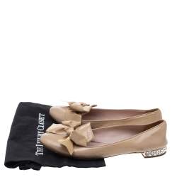 Pre Owned حذاء باليرينا فلات  ميو ميو جلد لامع بعقدة مرصع بالكريستال مقاس 39.5