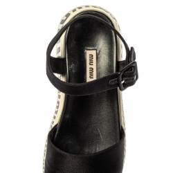 مملوكة مسبقًا صندل ميو ميو نعل سميك سير كاحل كانفاس أسود مقاس 39