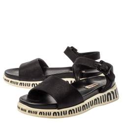 مملوكة مسبقًا صندل ميو ميو نعل سميك سير كاحل كانفاس أسود مقاس 39