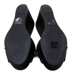 مملوكة مسبقًا صندل ميو ميو مزخرف كريستال كعب روكي نعل سميك مقدمة مفتوجة ساتان أسود مقاس 36