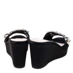 مملوكة مسبقًا صندل ميو ميو مزخرف كريستال كعب روكي نعل سميك مقدمة مفتوجة ساتان أسود مقاس 36