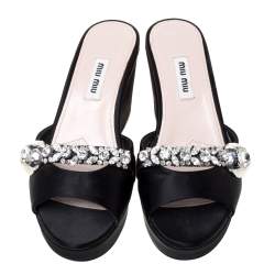 مملوكة مسبقًا صندل ميو ميو مزخرف كريستال كعب روكي نعل سميك مقدمة مفتوجة ساتان أسود مقاس 36