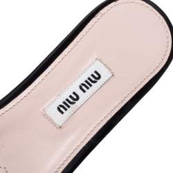 مملوكة مسبقًا صندل ميو ميو مزخرف كريستال كعب روكي نعل سميك مقدمة مفتوجة ساتان أسود مقاس 36