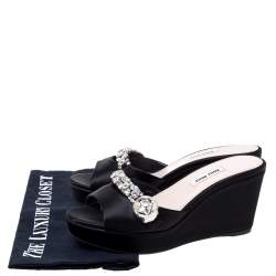 مملوكة مسبقًا صندل ميو ميو مزخرف كريستال كعب روكي نعل سميك مقدمة مفتوجة ساتان أسود مقاس 36