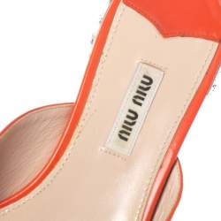 مملوكة مسبقًا حذاء سلايد فلات ميو ميو فيونكة كعب زخرفة كريستال جلد لامع برتقالي مقاس 36