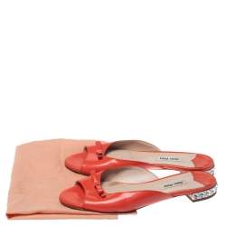 مملوكة مسبقًا حذاء سلايد فلات ميو ميو فيونكة كعب زخرفة كريستال جلد لامع برتقالي مقاس 36