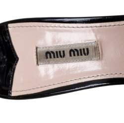 مملوكة مسبقًا Miu Miu Black Patent Leather Ruffled Bow Embellished Slide Sandals Size 39