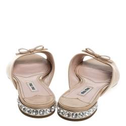 مملوكة مسبقًا حذاء ميو ميو فلات مقدمة مفتوحة فيونكة كعب مزخرف كريستال جلد لامع بيج مقاس 36.5 