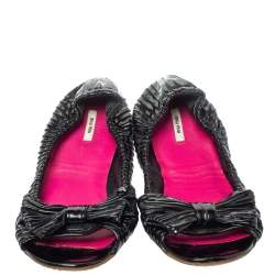 Pre Owned حذاء فلات باليه ميو ميو مقدمة مفتوحة فيونكة مجعد جلد لامع أسود مقاس 38 