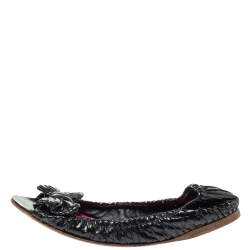 Pre Owned حذاء فلات باليه ميو ميو مقدمة مفتوحة فيونكة مجعد جلد لامع أسود مقاس 38 