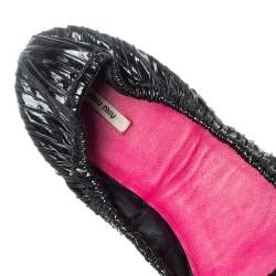 Pre Owned حذاء فلات باليه ميو ميو مقدمة مفتوحة فيونكة مجعد جلد لامع أسود مقاس 38 