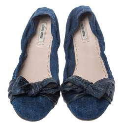 Pre Owned حذاء فلات باليه ميو ميو مجعد فيونكة جلد ودنيم أزرق مقاس 40.5 