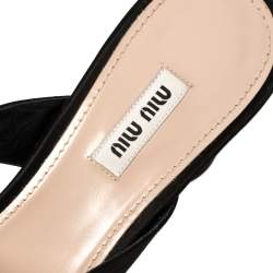 مملوكة مسبقًا Miu Miu Black Crystal And Pearl Embellished Satin Slide Sandals Size 40.5