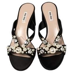 مملوكة مسبقًا Miu Miu Black Crystal And Pearl Embellished Satin Slide Sandals Size 40.5