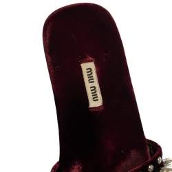 مملوكة مسبقًا صندل سلايد ميو ميو جلد عنابي قطيفة صناعي مزخرف مقاس 38