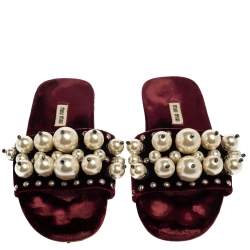 مملوكة مسبقًا صندل سلايد ميو ميو جلد عنابي قطيفة صناعي مزخرف مقاس 38