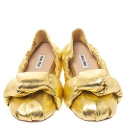 مملوكة مسبقًا Miu Miu Gold Metallic Leather Scrunch Ballet Flats Size 37