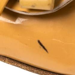 Pre Owned حذاء فلات باليه ميو ميو مجعد جلد لامع بيج مقاس 41