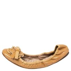 Pre Owned حذاء فلات باليه ميو ميو مجعد جلد لامع بيج مقاس 41