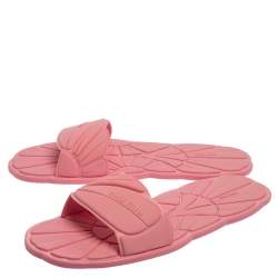 مملوكة مسبقًا صندل سلايد ميو ميو مطاط وردي مقاس 41