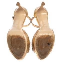 مملوكة مسبقًا صندل ميو ميو جلد ذهبي مزخرف بحزام للكاحل نعل سميك مقاس 39