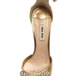 مملوكة مسبقًا صندل ميو ميو جلد ذهبي مزخرف بحزام للكاحل نعل سميك مقاس 39