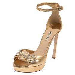 مملوكة مسبقًا صندل ميو ميو جلد ذهبي مزخرف بحزام للكاحل نعل سميك مقاس 39