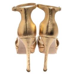 مملوكة مسبقًا صندل ميو ميو جلد ذهبي مزخرف بحزام للكاحل نعل سميك مقاس 39