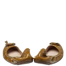 Pre Owned حذاء فلات باليه ميو ميو ترصيعات جلد لامع بنى مقاس 41 