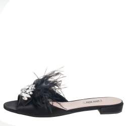 مملوكة مسبقًا حذاء سلايدز فلات ميو ميو مزخرف كريسال ريش وساتان أسود مقاس 41