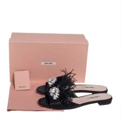 مملوكة مسبقًا حذاء سلايدز فلات ميو ميو مزخرف كريسال ريش وساتان أسود مقاس 41