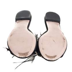 مملوكة مسبقًا حذاء سلايدز فلات ميو ميو مزخرف كريسال ريش وساتان أسود مقاس 41